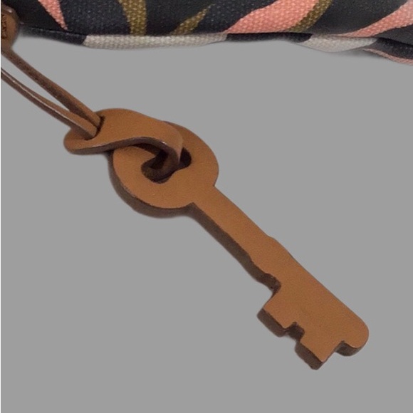 FOSSIL Dawson Floral Coated Canvas Convertible Bag with Hanging Faux Leather Key - Picture 9 of 10